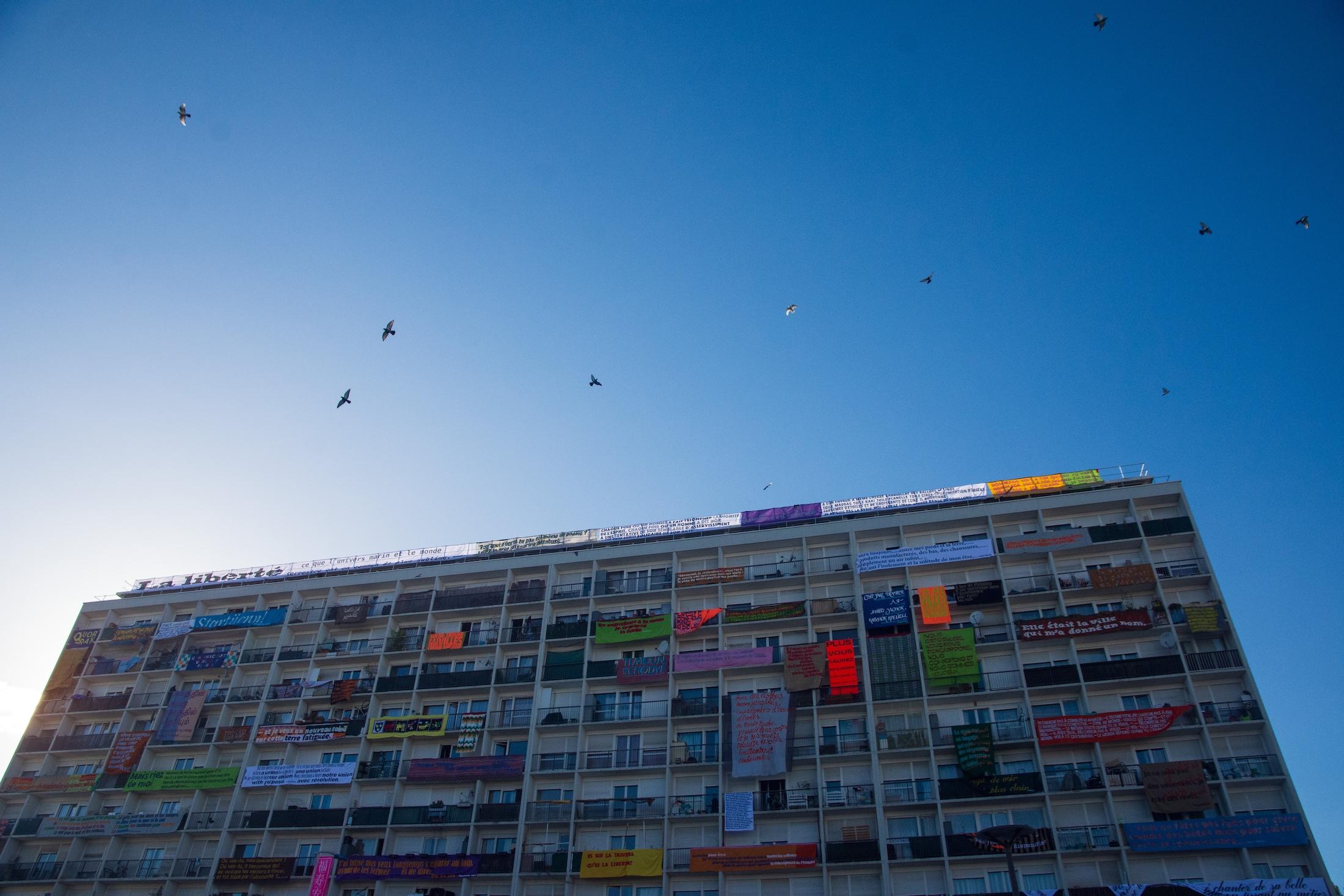 La poésie dans le tissu — inauguration